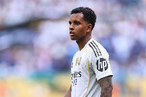 倒霉！罗德里戈复出替补登场后不久就扭到膝盖，但坚持踢完了全场 配图