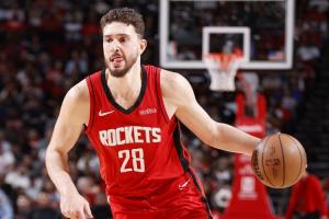 大号两双！申京20中12砍下32分12板 但也有多达8次失误 配图