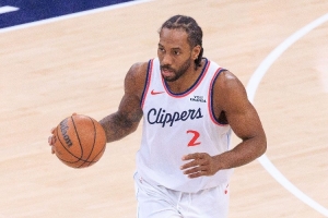 还未发力!伦纳德上半场6投3中&三分4中2 拿到8分5板2助&零罚球 配图