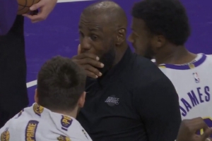 打破不和传闻！老詹赛后主动和东契奇拥抱 两人满脸笑容亲密私语 配图