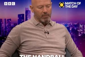 伯恩利史诗绝平被吹！希勒：现在的手球规则太垃圾了 配图