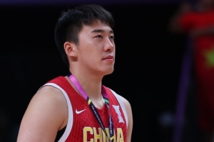 王俊杰：看中国男篮的比赛看到凌晨4点 希望大哥们今日再下一城 配图