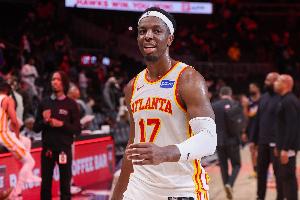 外线投疯了!奥孔武上半场11中7爆砍20分5板4助1帽 三分9中6 配图