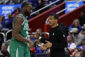 马祖拉称赞杰伦·布朗对科塔的信任:执行好战术 就能有投篮良机 配图