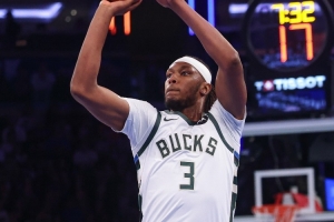 你真是白搭！特纳半场5次出手皆在外线 命中1球仅拿5分 配图