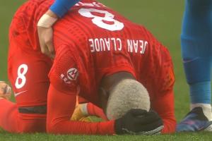 非常沮丧!海港外援克劳德赛后跪地伤心痛哭,颜骏凌将他拉起 配图