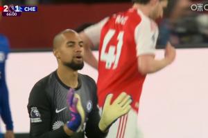 心态炸了!切尔西再丢角球,桑切斯连连投诉+场边罗塞尼尔要求VAR 配图