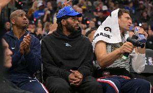 更进一步!伦纳德快船生涯总得分达7722 超越保罗升至队史第6 配图