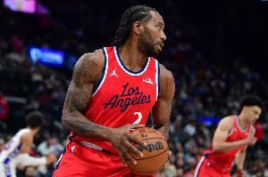 被包夹依然稳定贡献！小卡半场12中6&5罚4中砍16分2板3助 配图