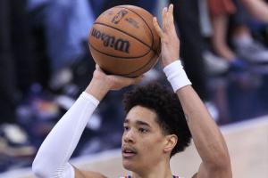 无处不在的菜鸟！30号秀尼德豪泽全场活力十足 拿11分9板2断4帽 配图