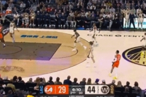 晚了一步！伦纳德长传克里斯·邓恩快下上篮 梅尔顿追帽干扰球 配图