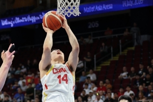 媒体人：李弘权充分诠释了当代年轻球员的拼劲&担当 是逆转大功臣 配图