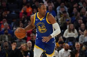 全能老将！霍福德上半场三分4中2得到6分3板3助1断1帽 配图