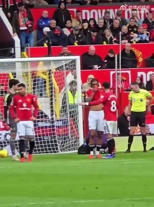 队长！曼联0-1落后时，B费利用比赛中断的时间，指导了大部分队员 配图