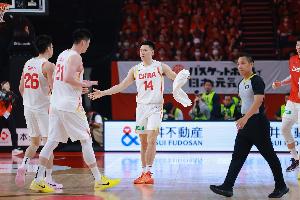 记者：上海男篮特意延长了李弘权的假期 让新晋奶爸享受家庭时光 配图