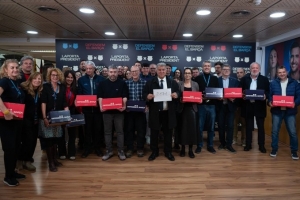 科贝:拉波尔塔提交8171份会员签名参选巴萨主席,比上届少2100份 配图