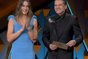 巴萨女足队长普特拉斯出席戈雅奖颁奖典礼，颁发最佳特效奖 配图