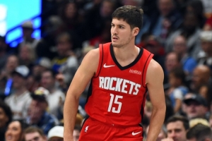 全面!谢泼德近4战场均20.3分5.3助2.5断1.3帽 三分命中率44.4% 配图