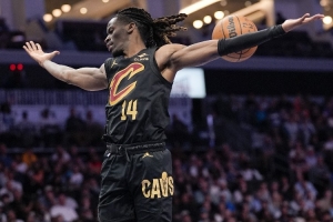 今天单场3断5帽!基翁·埃利斯在骑士9场比赛合计已送出15断14帽 配图