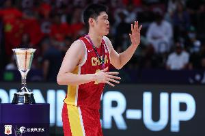 媒体人称赞胡金秋：最稳定的人往往最低调 是他撑起了男篮的脊梁 配图