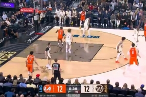 百步穿杨！伦纳德持球单打 迎着防守干拔三分一箭穿心 配图