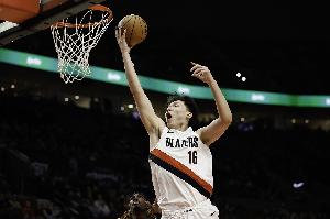 拓媒:这破队看不到希望 全场最大呼声居然发生在杨瀚森得分时候 配图