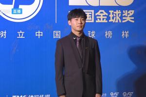 2025中国金球颁奖:17岁帅惟浩西装革履,参与U17金童奖角逐 配图