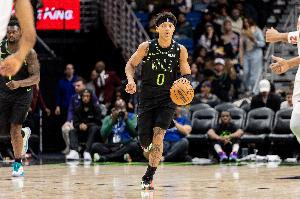 打爽了!7号秀费尔斯15中10&三分6中5砍生涯新高28分 另有4助2帽 配图