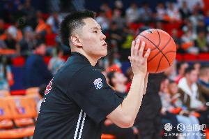 媒体人：李弘权打3速度差点 打4身高不足 但精神属性真可弥补很多 配图