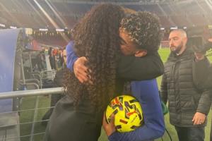 望子成龙18岁亚马尔西甲戴帽，母亲现场见证激动庆祝 配图