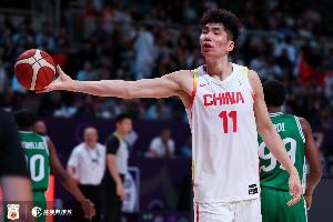 可圈可点！余嘉豪首节1中1贡献4分4板 罚球2中2 配图