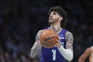 低效！拉梅洛·鲍尔19投6中拿到15分8助 三分7中2 配图