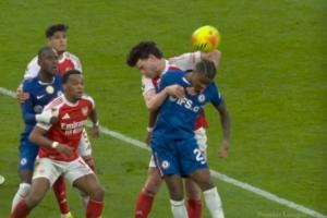 手肘击球!英超官方解释:赖斯与对方拼抢,其动作不构成手球犯规 配图