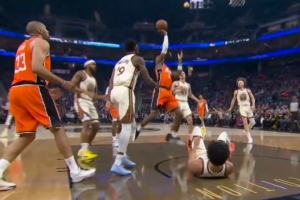 取消了！马瑟林突破抛投造犯规 勇士挑战成功并拿球权 配图