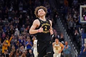 要道歉早点排队!波杰姆斯基半场12中8轰20分4板 单节得分均上双 配图