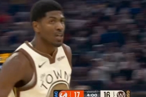 运气不错！内特·威廉姆斯侧翼出手 空位三分颠进篮筐 配图