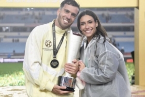 塞尔吉尼奥社媒晒照庆祝超级杯夺冠：中国足协超级杯冠军！ 配图