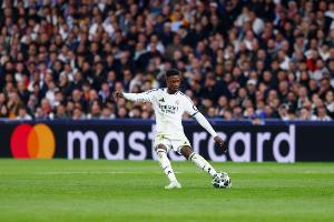 记者:卡马文加牙疼缺席皇马训练,赫伊森参加训练 配图