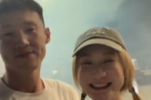 周鹏:烟花向空 你向我 岁岁年年皆相伴 祝大家元宵安康 配图