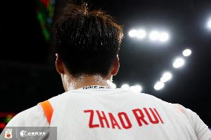 吓死个人!赵睿13投2中 拿到12分5板5助 关键造犯规取得领先 配图