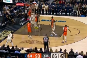 无处不在！尼德豪泽腾空暴起 送霍福德钉板大帽 配图