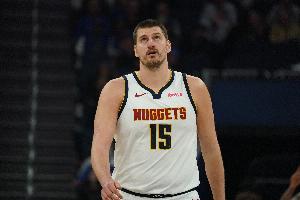 约基奇：我感觉在我们投不进球的时候 我们好像就停止了防守 配图