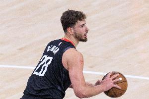 正负值-18并列最低！申京14中6拿到13分6板 有4失误4犯规 配图