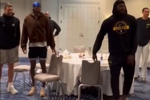 詹姆斯为卢卡领唱生日歌！湖媒：詹东不合？造谣博眼球捏造事实！ 配图