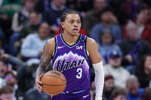 也就靠你了!基昂特·乔治半场9中6砍下全队最高14分 另有2断 配图