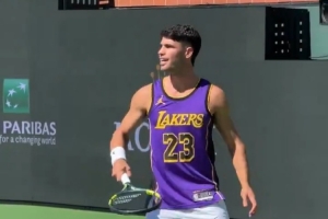 致敬传奇！阿尔卡拉斯再次身穿詹姆斯23号球衣训练备战公开赛 配图