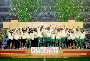 ️捧杯时刻!国安队长张稀哲带领全队捧起超级杯冠军奖杯! 配图