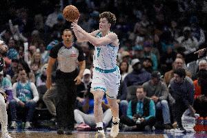 克尼佩尔首发29分钟 11中4&三分7中2拿10分8板3断 但正负值+24 配图