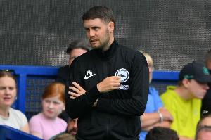 布莱顿主帅：定位球多会打乱节奏，枪手领先时角球会耗时超1分钟 配图