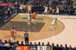 有点懵！加兰登场1分多钟连送两次失误 被打反击&遭夹击出界 配图